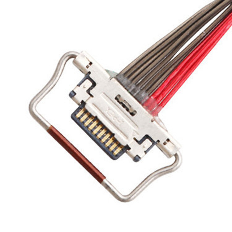 Un cable microcoaxial LVDS de 10 pines con una longitud de 150 mm, conector I-PEX con ancho de 0,4 mm, identificado como 20633-310T-01S