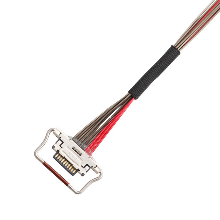 Un cable microcoaxial LVDS de 10 pines con una longitud de 150 mm, conector I-PEX con ancho de 0,4 mm, identificado como 20633-310T-01S