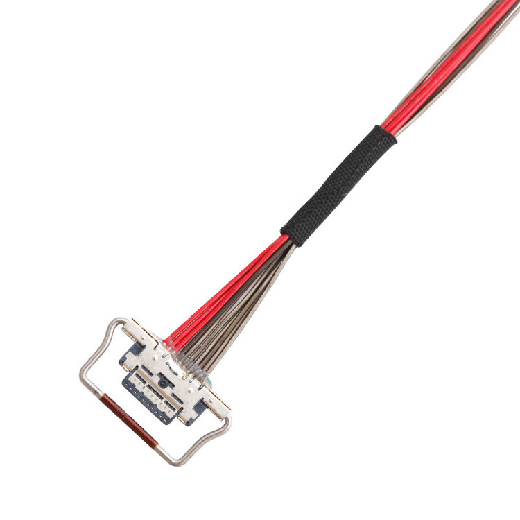 Un cable microcoaxial LVDS de 10 pines con una longitud de 150 mm, conector I-PEX con ancho de 0,4 mm, identificado como 20633-310T-01S