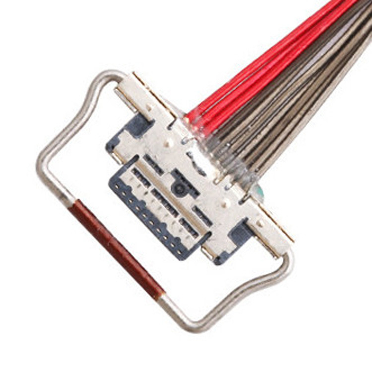 Un cable microcoaxial LVDS de 10 pines con una longitud de 150 mm, conector I-PEX con ancho de 0,4 mm, identificado como 20633-310T-01S