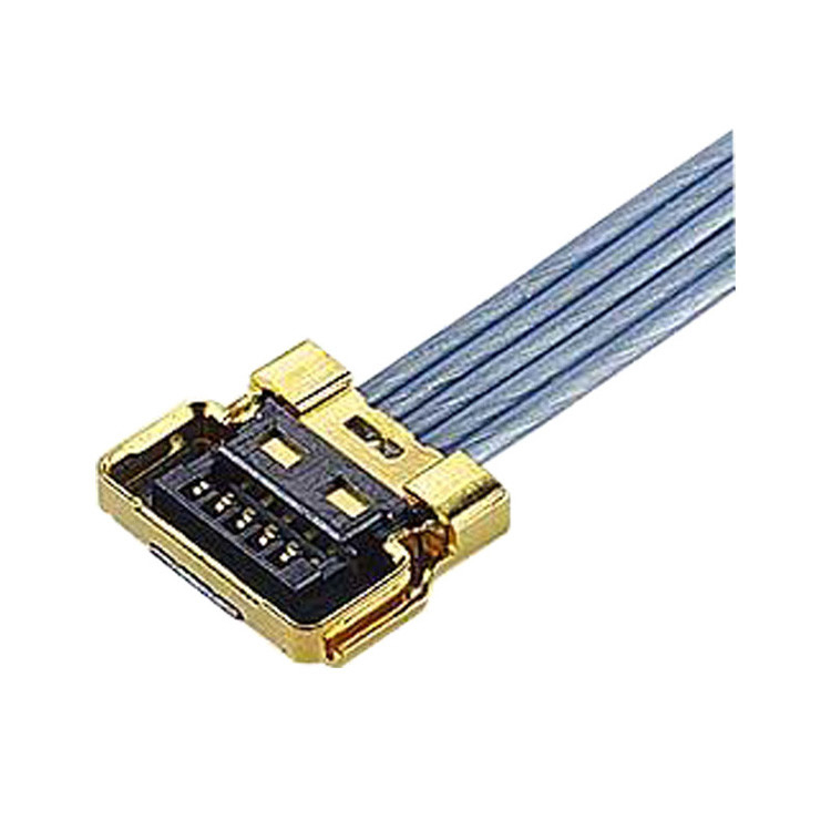 Cable de conexión con conexión a un recipiente de carcasa de microcable coaxial